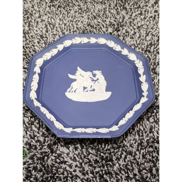 Jasperware by Wedgwood Portland Blue Octagonal Tray Muse Water Pegasus - Picture 2 of 8